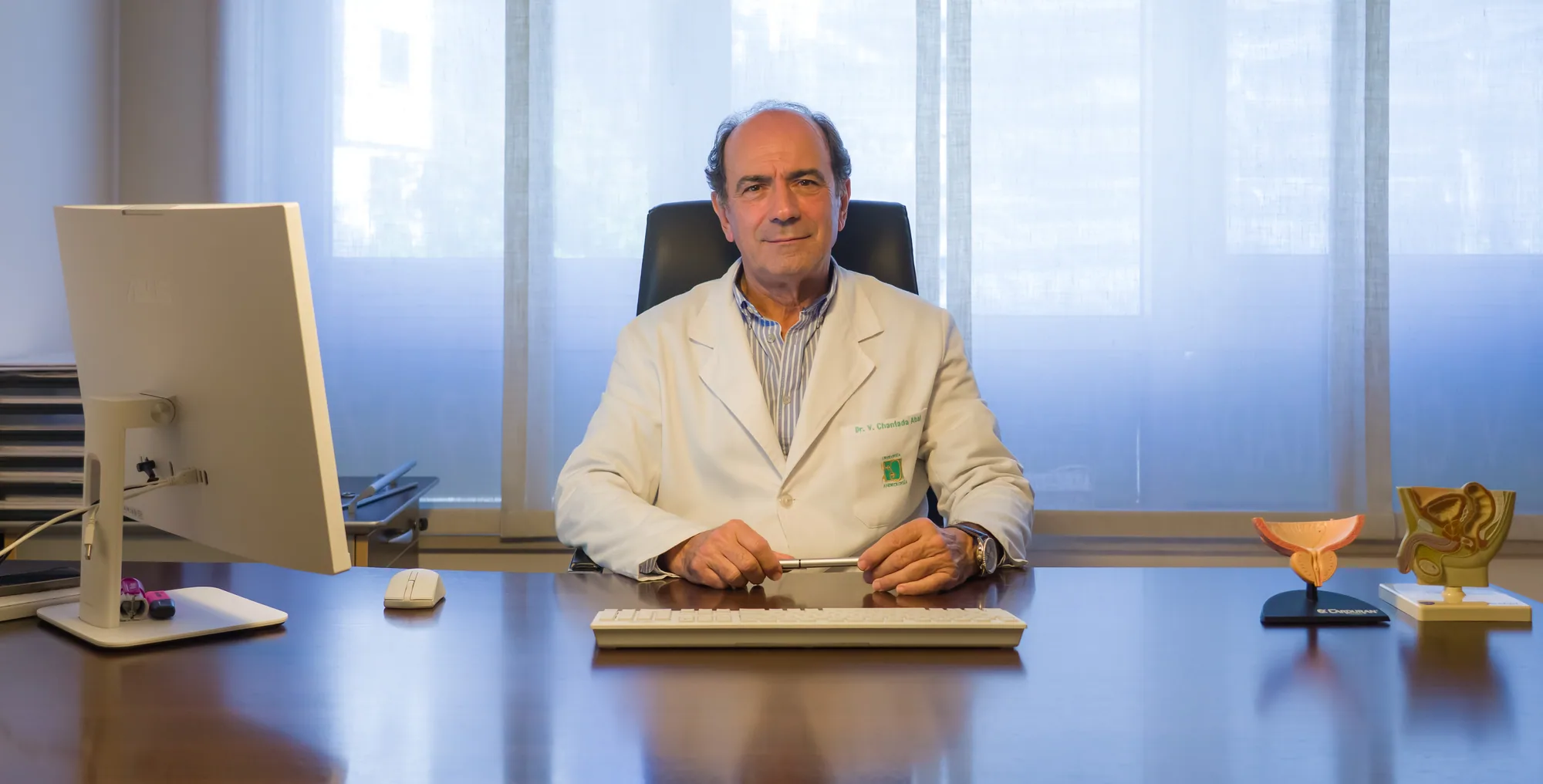 Dr. Venancio Chantada en su consulta